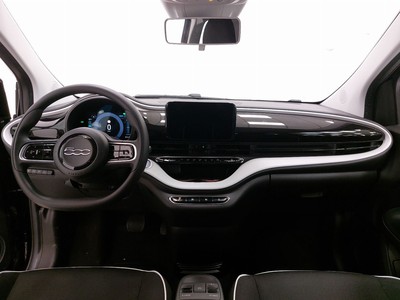 Fiat 500 500e action - 9